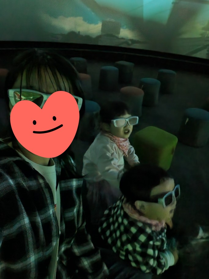 5D 영상 상영을 기다리는 가족