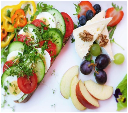 과일과 야채 단백질이 조화로운 음식