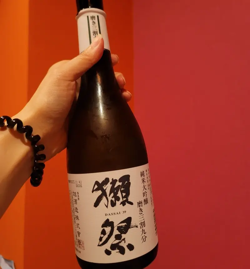 닷사이-준마이-다이긴죠-39를-든-손