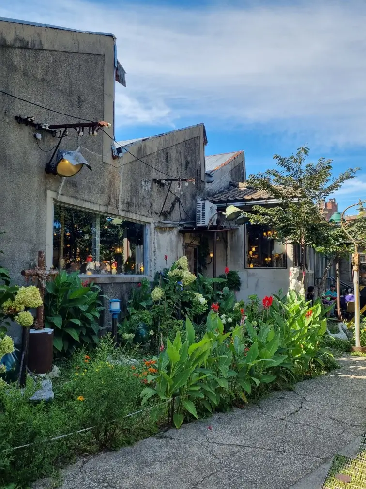 인천 가볼만한 곳, 강화도 조양방직 카페: 레트로한 포토존, 음료 할인받는 방법 보기