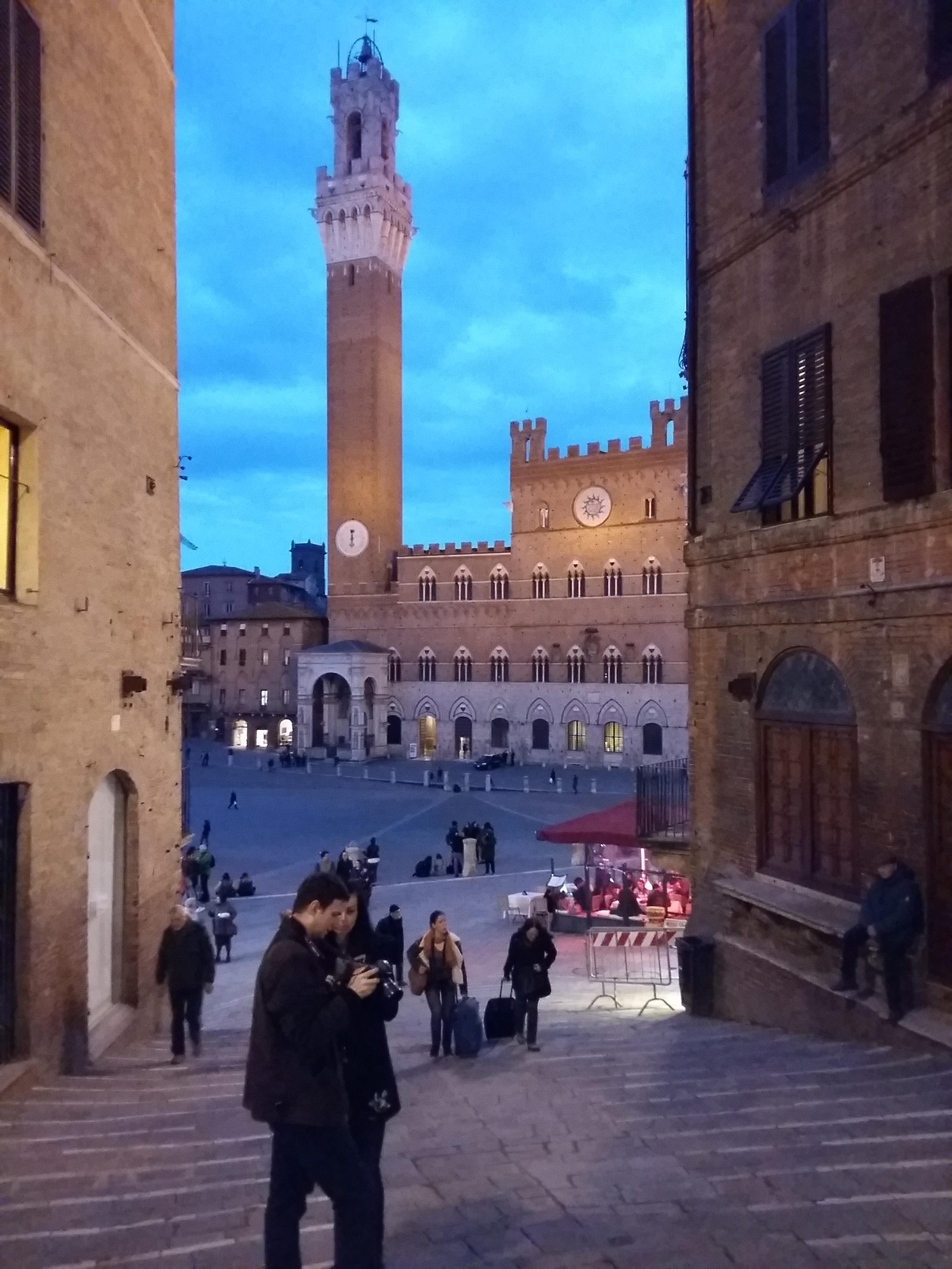 이탈리아 시에나 캄포 광장과 만지아 탑 골목 뷰