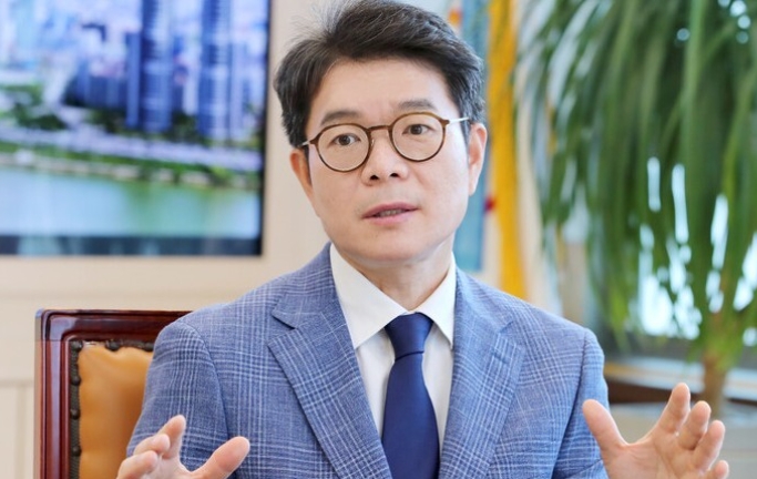 (왼) 더불어민주당 소속 정원오 서울 성동구청장 -출처: 한겨레- / 1월 27일 임시공휴일 지정 공유일 확정