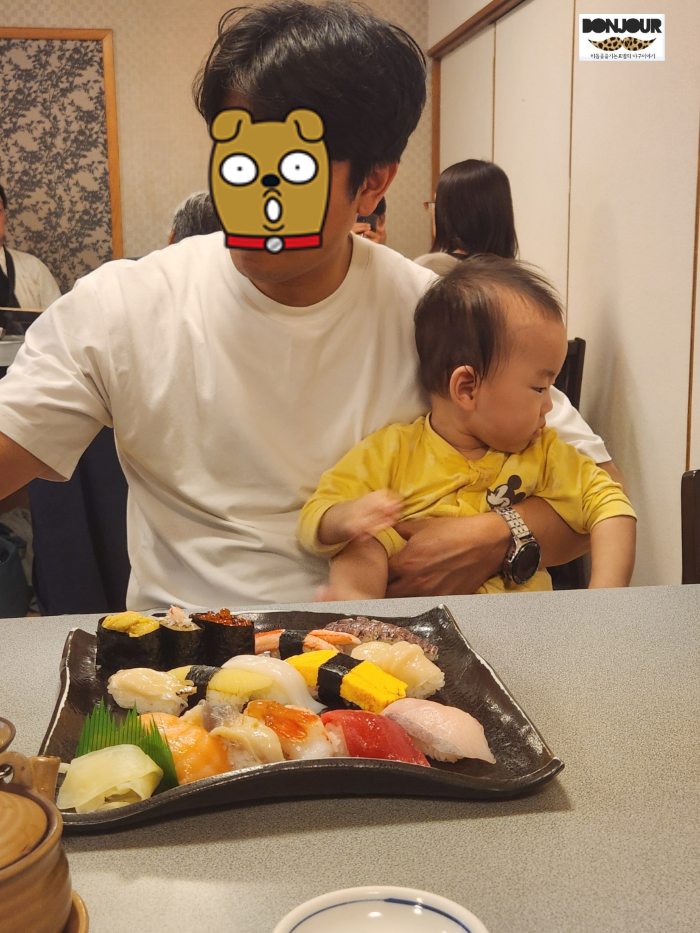우오마사 2층방에서 식사중인 아빠와 아들