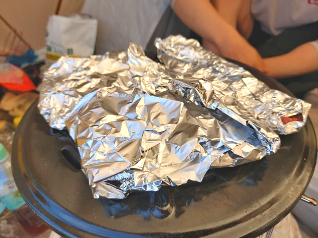 또 난로 위에 올린다.