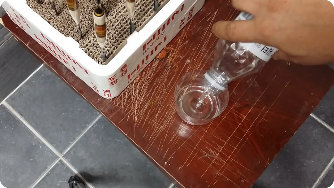 보관중인-우레탄을-용기에-덜어냄