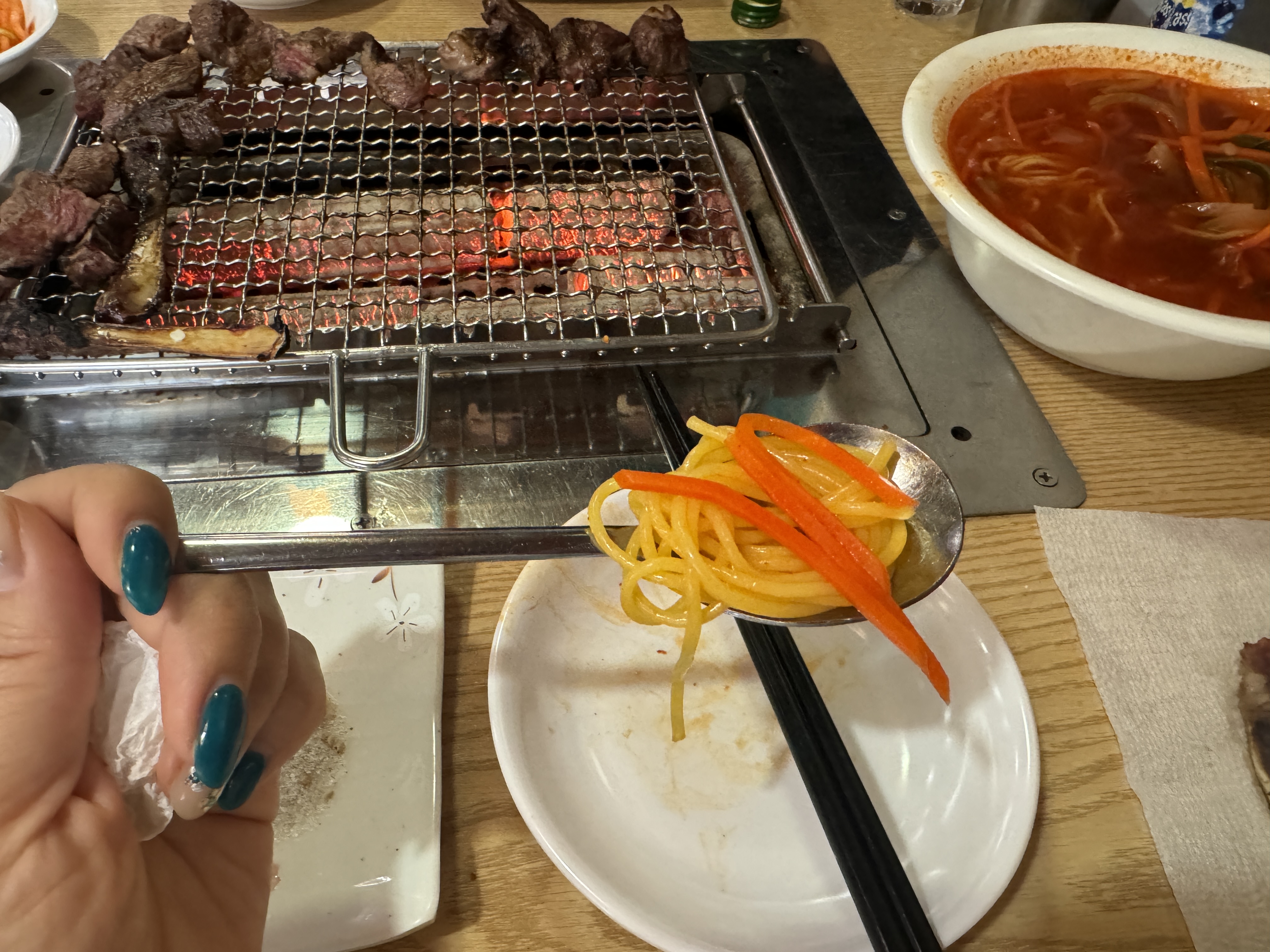 온면 사진. 뒤에는 구워진 양갈비들이 보임