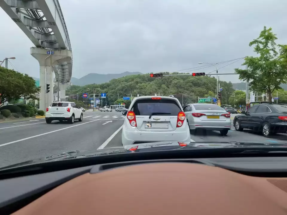 두산오거리에서 신호 대기 중인 모습입니다.