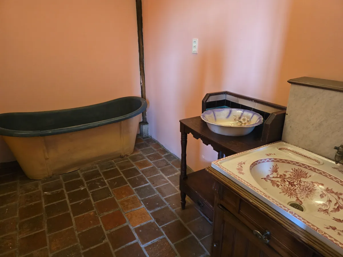 쁘띠프랑스-전통가옥-욕조와 세면대
