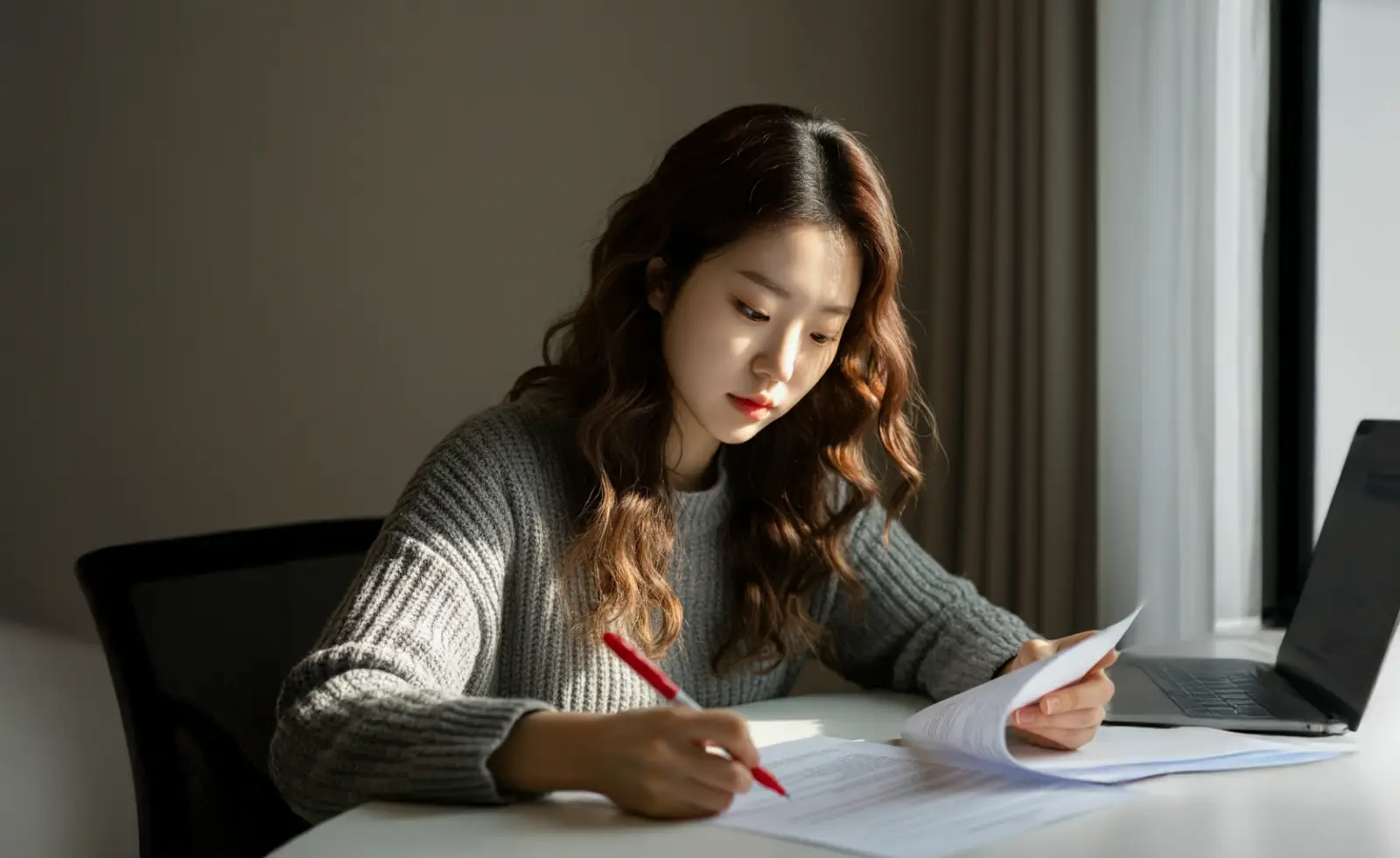 문서를 교정하는 여성