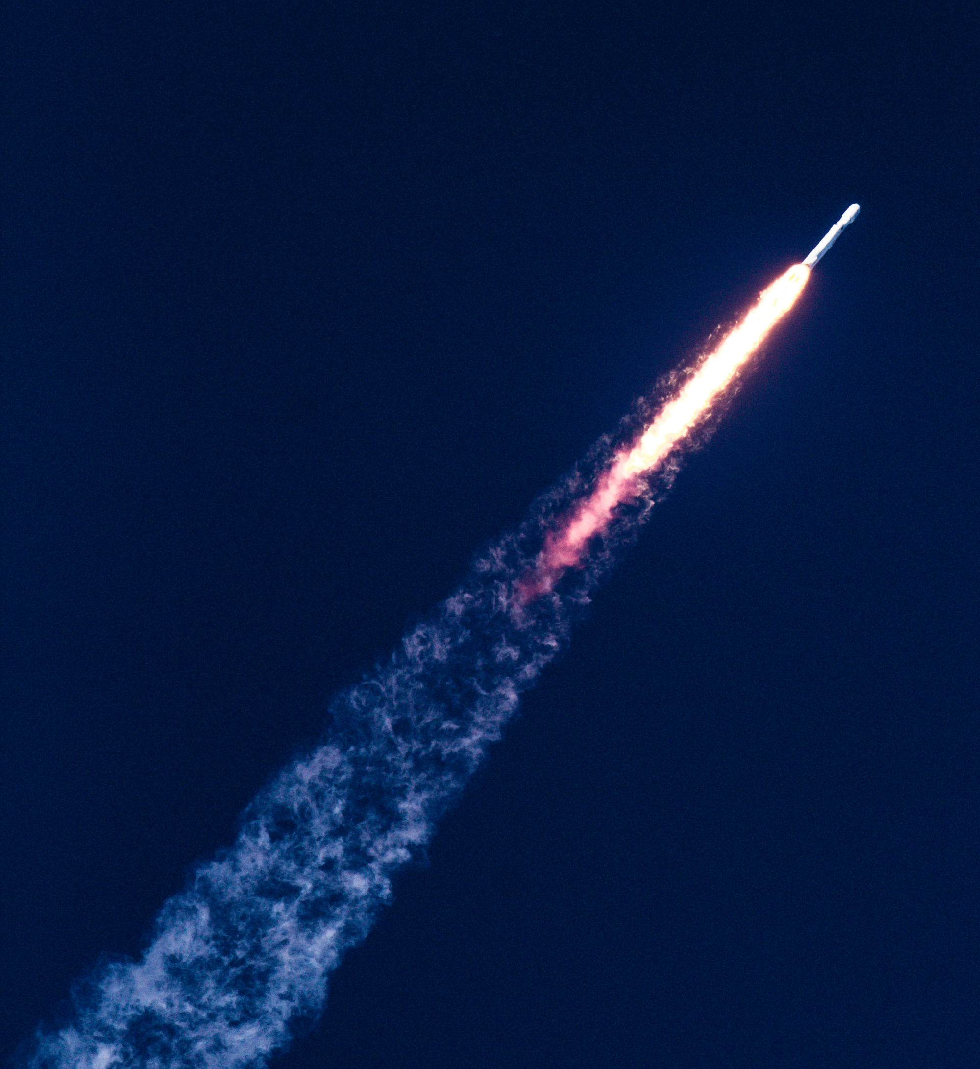 하늘을-날아-우주로-향하는-발사체