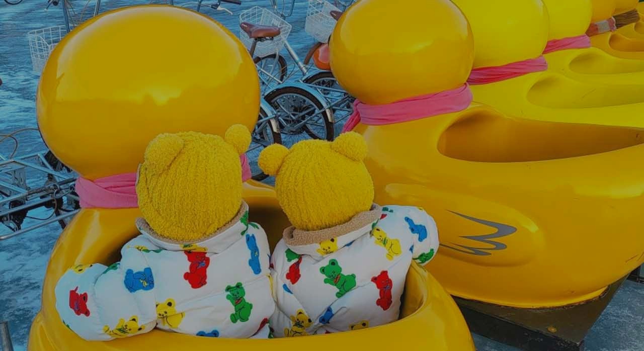 러버덕 기차에 탑승한 아이들의 모습이다. [ⓒ네이버플레이스 산정호수]