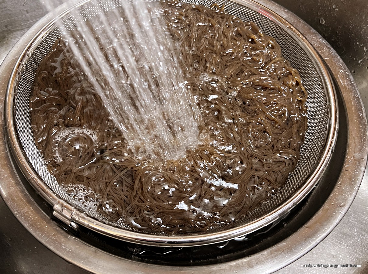 익힌 냉면 면을 찬물에 식히는 사진