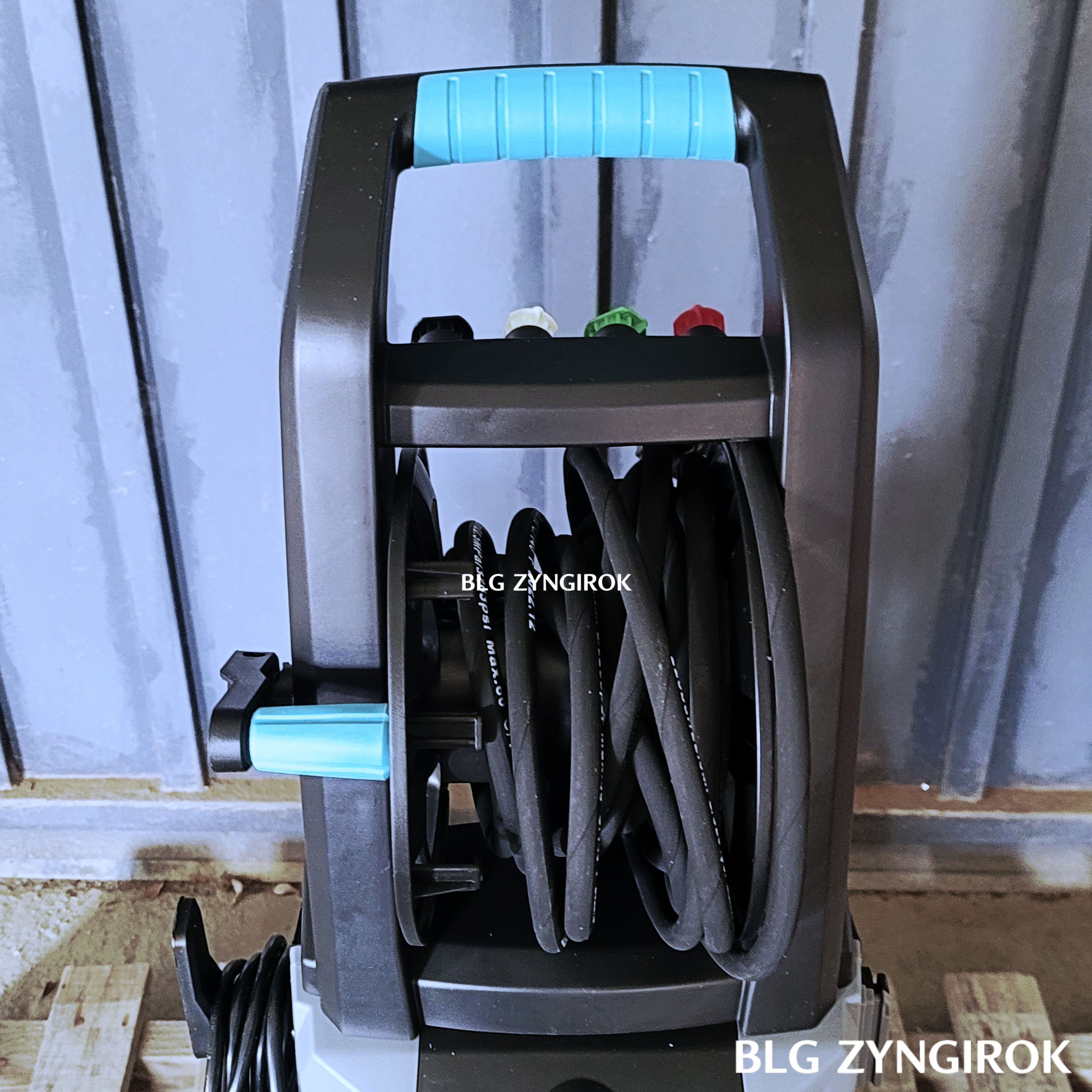 코모스 고압세척기 관이 감겨 있는 모습이다.