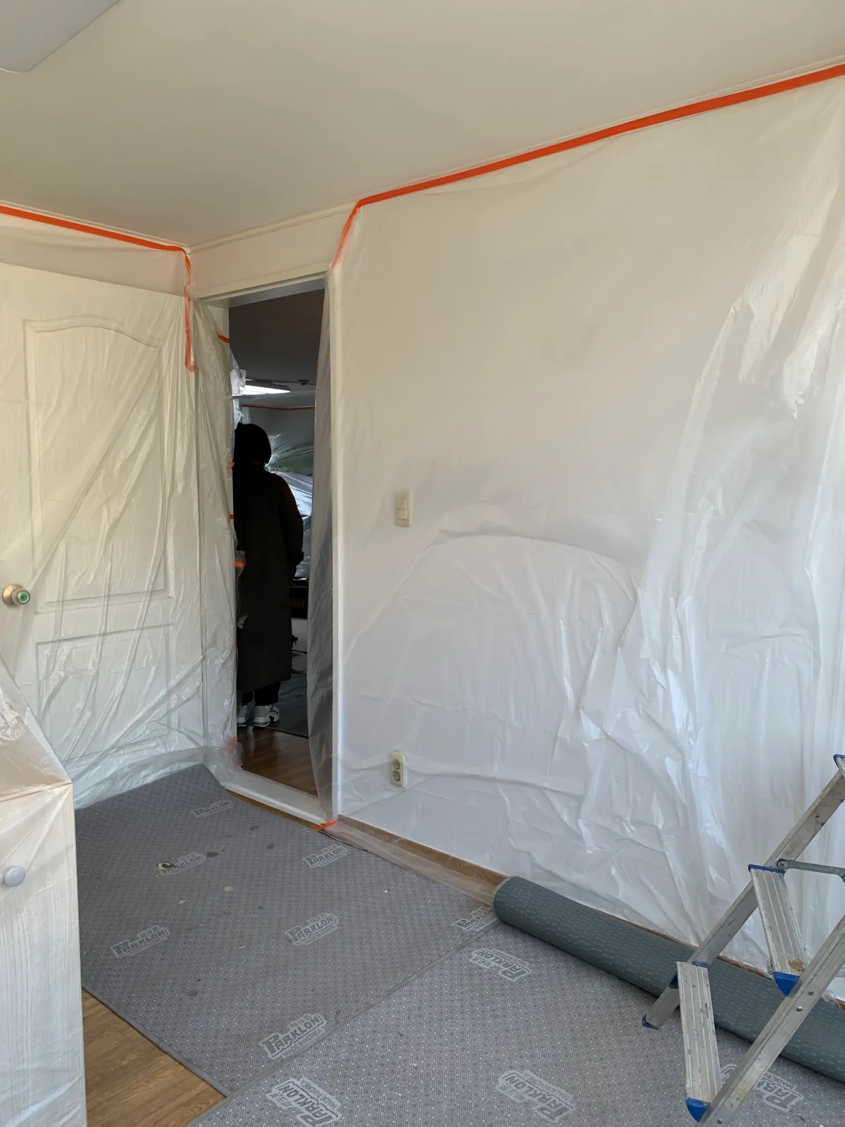 비닐로-덮인-작은방