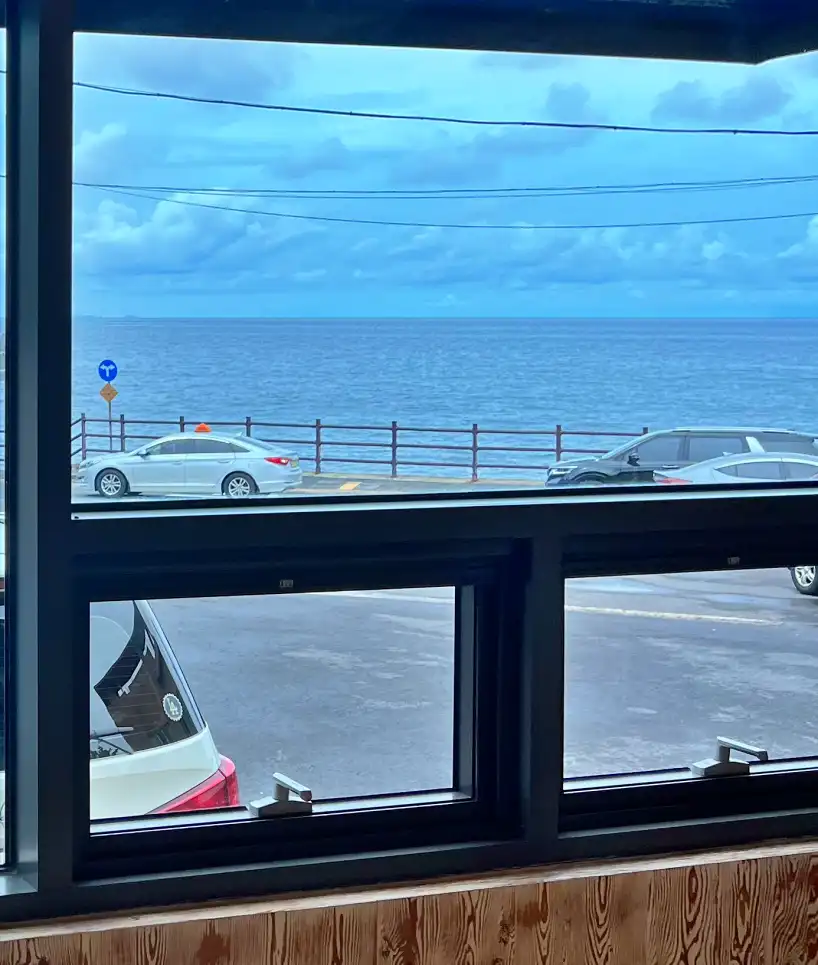 더힐링타임 체험장에서 바라본 바다전경 사진 입니다.