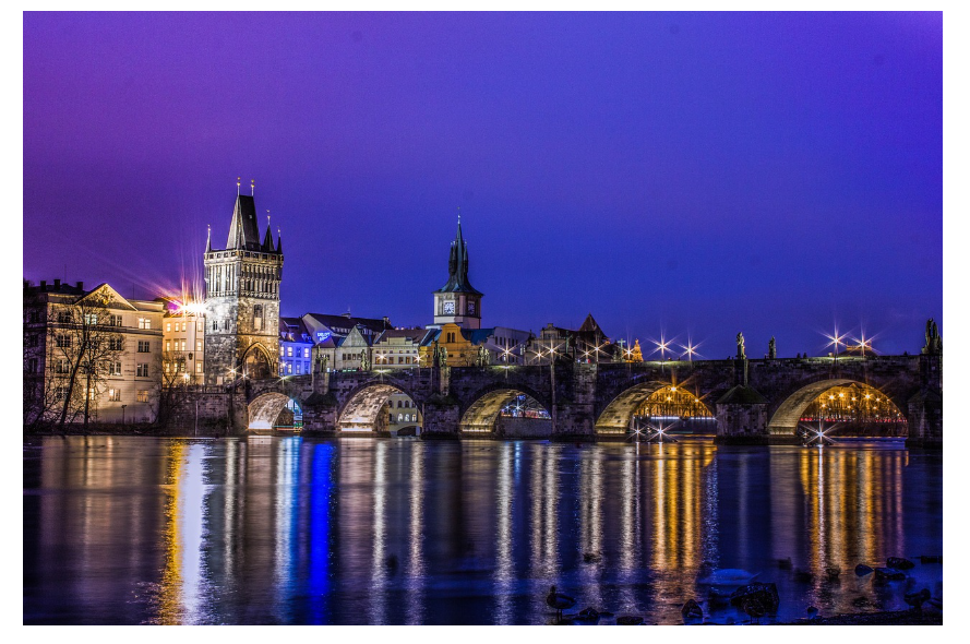 체코 프라하 블타바강 위에 있는 카를교 사진