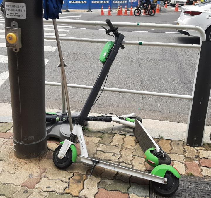 전동 킥보드 불법 주차 사진