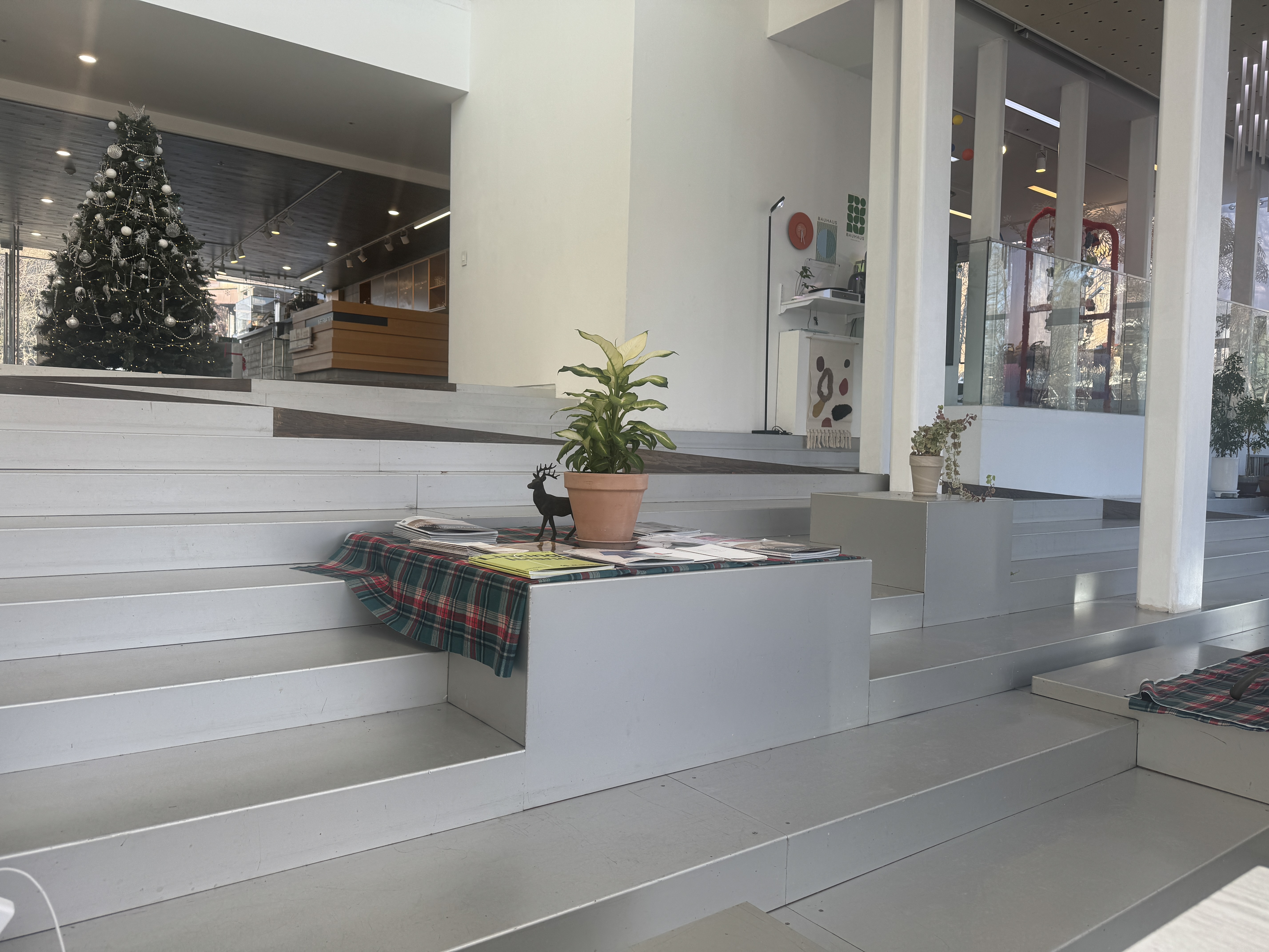 파주 헤이리 아트센터 화이트 블럭 1층 카페 내부, 계단형 공간 구조와 여유로운 좌석 배치