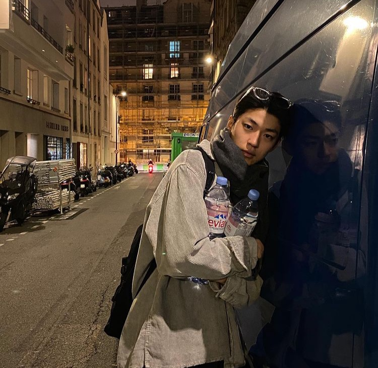 에비앙-생수병-든-백성철