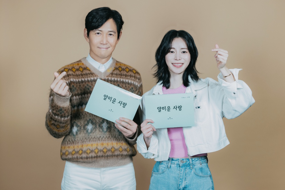 에너지 넘치는 등산을 즐기는 배우 이연