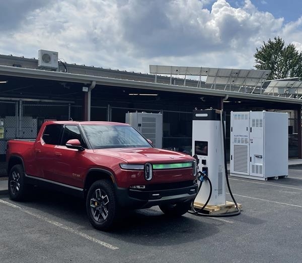 미국 일렉트릭에라가 SK시그넷 초급속 충전기 시스템을 시연하고 있다.