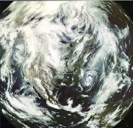 지상 10,000킬로미터 상공에서 바라본 지구의 북미 대륙. 거대한 구름띠가 대기를 휘감으며 소용돌이치고 있고, 육지와 해양이 서로 어우러져 행성의 생동감을 드러낸다. 시카고를 포함한 인간의 모든 흔적은 더 이상 식별되지 않으며, 이제 지구는 하나의 유기체처럼 보인다. 둥글고 푸른 행성의 생명력이 우주의 어둠 속에서 부드럽게 떠오른다.