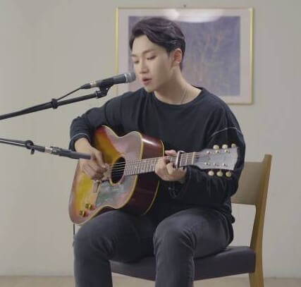 김필이 기타를 치며 노래하는 사진