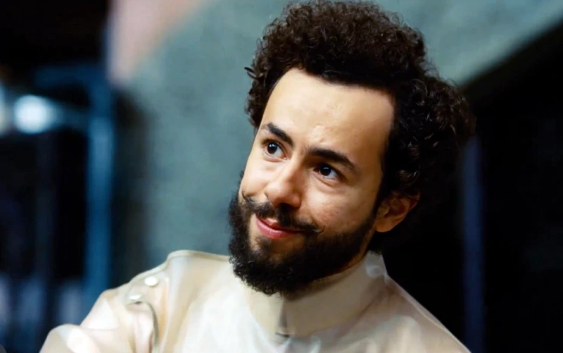 가여운 것들에서 맥스 맥캔들리스 역의 라마 유세프