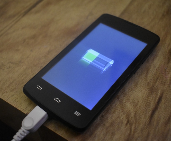 스마트폰을 충전중인 것을 알려주는 이미지