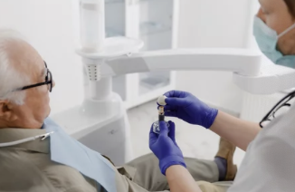 임플란트 모형 사진