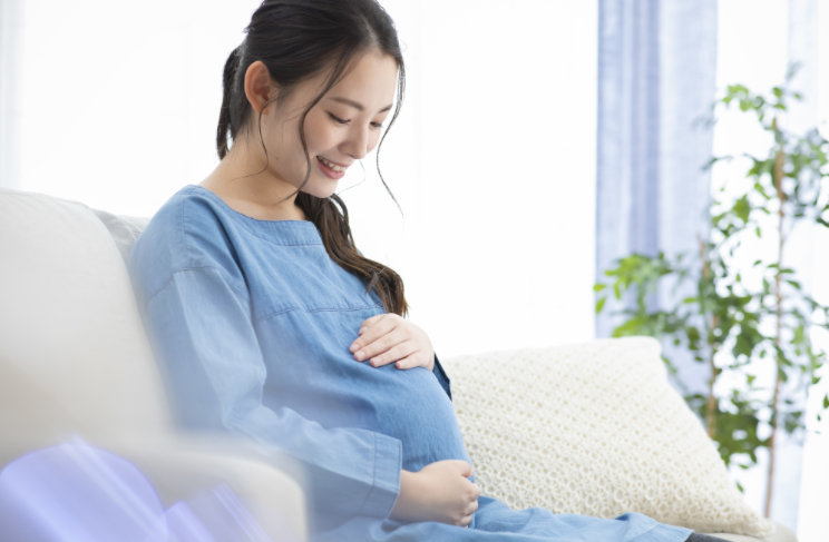 태동을 느끼는 임산부