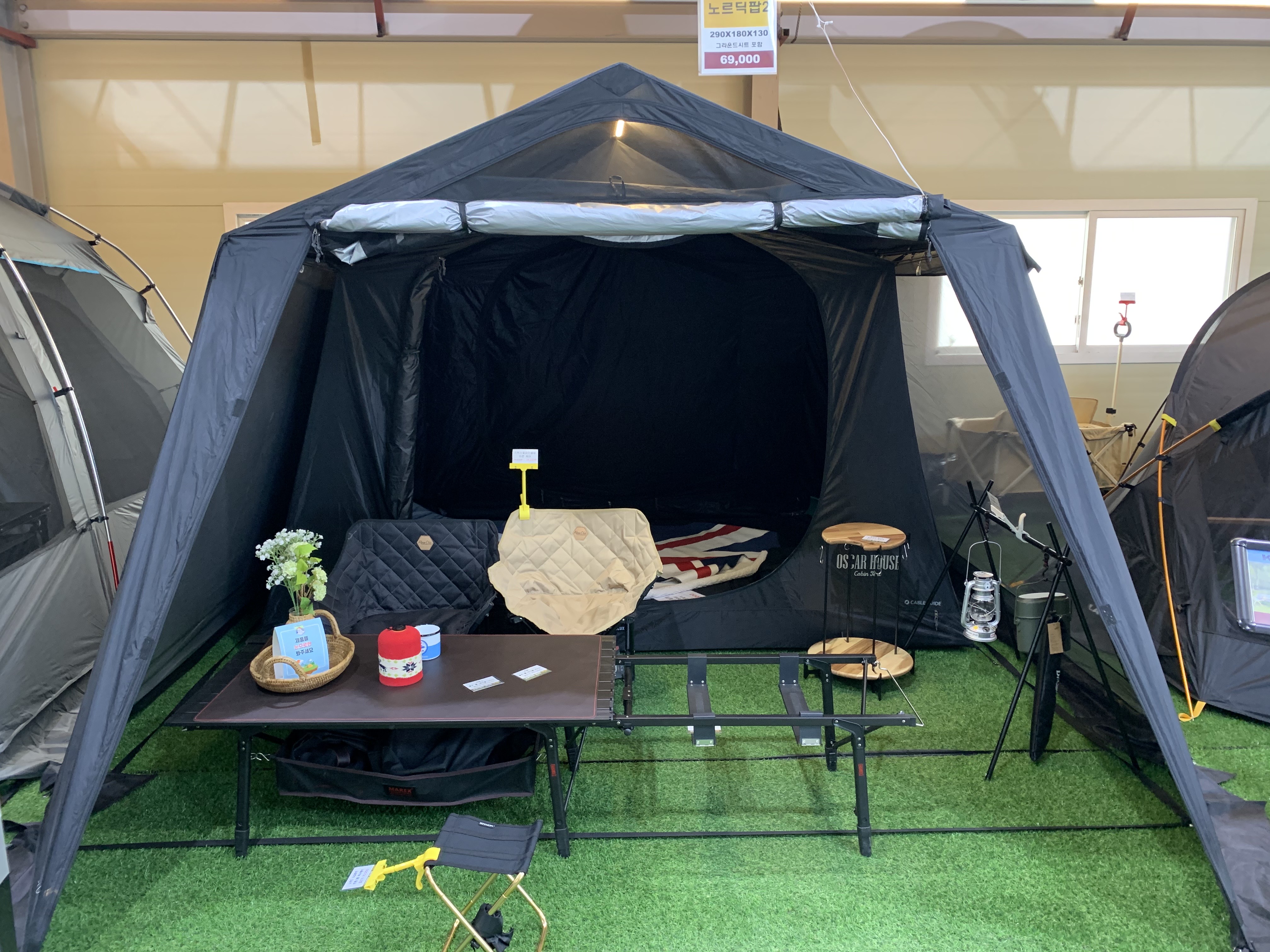 고릴라캠핑 매장에 피칭된 카즈미 오스카 하우스 캐빈 텐트2