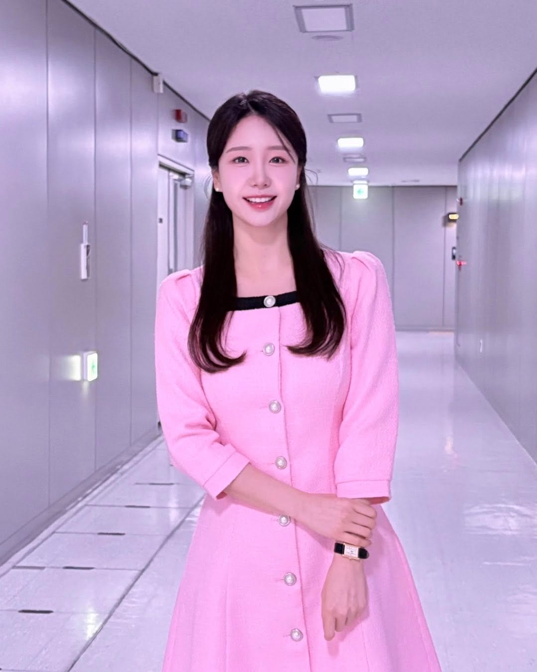 이지현 아나운서 분홍색 원피스