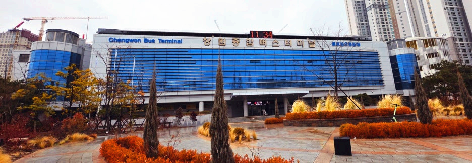 창원종합버스터미널 건물 정면 모습