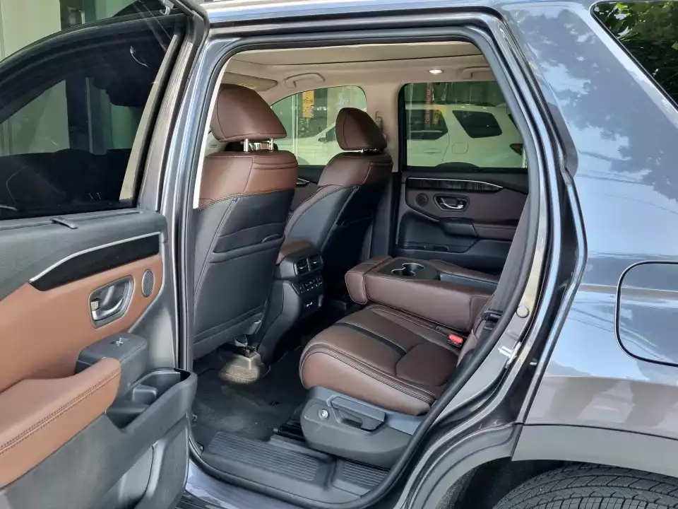 혼다 파일럿의 2열을 둘러봤습니다.