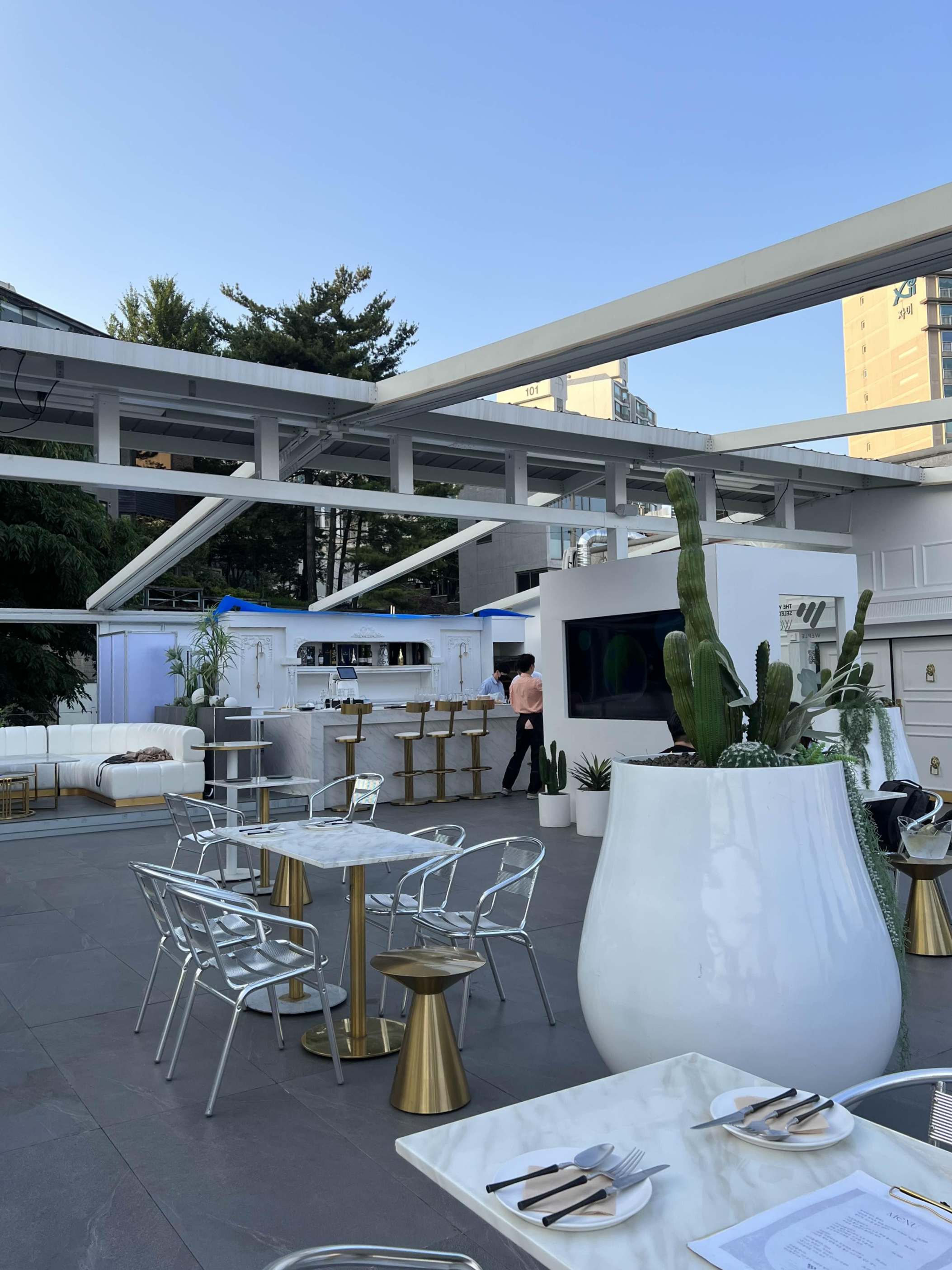 위플 168 루프탑. 홀, 테라스의 구분은 특별히 없었고 좌석은 테이블과 바 단체석 등 다양하게 마련되어있었다.