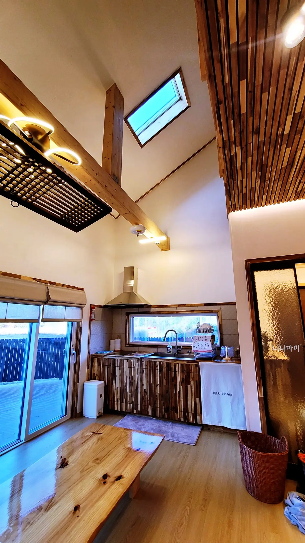 강릉료칸소돌향호-1층거실-높은층고