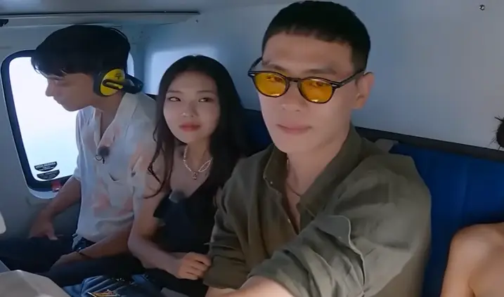 소로지옥3-
헬기안 긴웨이브머리를 늘어뜨린채 이관희 소매를 붙잡고 바라보는 조민지와 초록색 셔츠를 이보 노란 선글라스를 쓴채 헬기밖을 바라보는 이관희