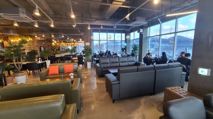 씨앤비-베이커리-카페-내부-2