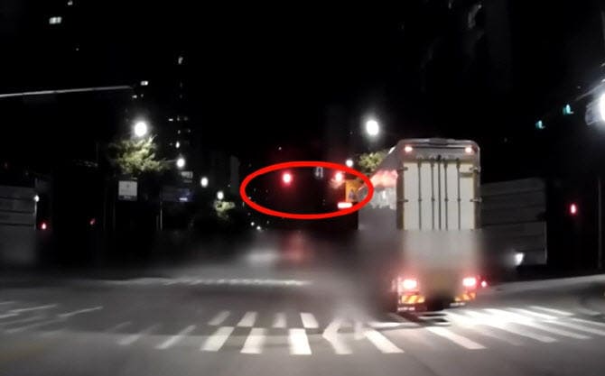 빨간 신호를 무시하고 달린 트럭이 신혼부부를 덮쳤다.
