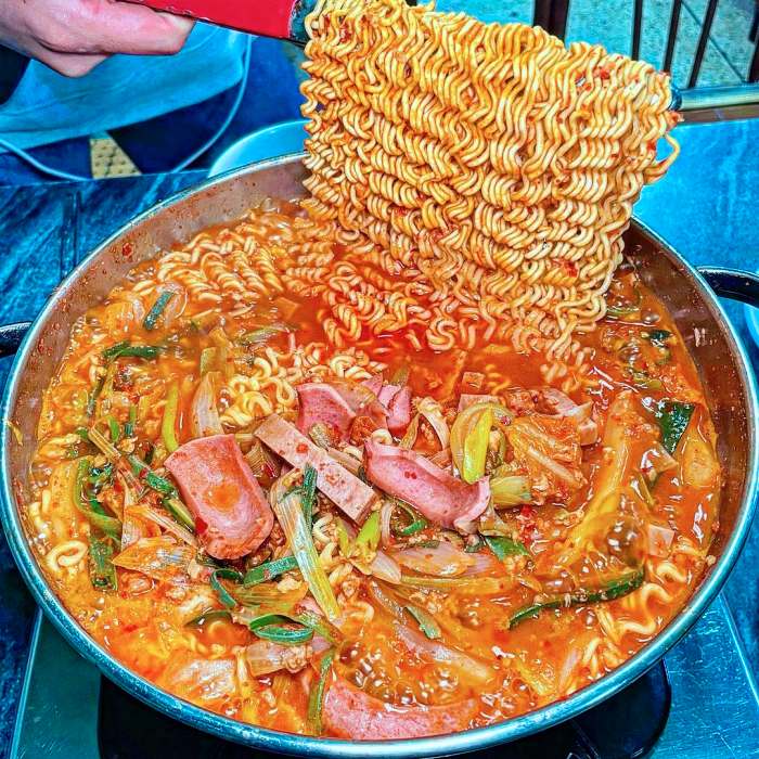 생방송 오늘저녁 여의나루 여의도 수요미식회 햄폭탄 부대찌개 맛집