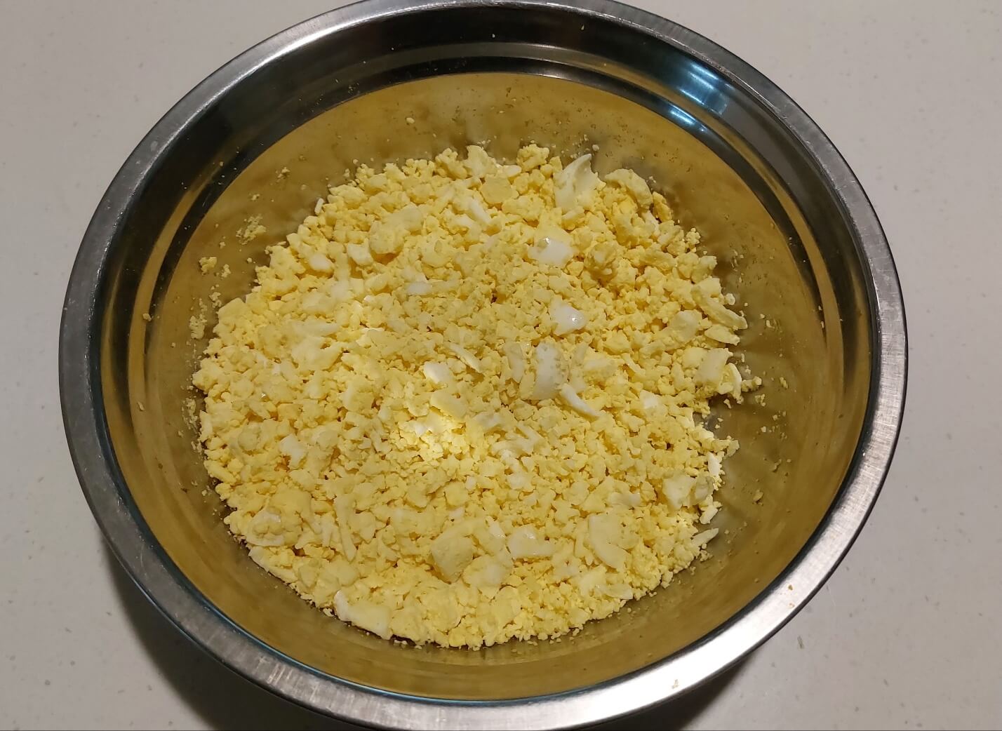 으깬 계란 사진