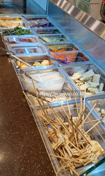 어묵, 라면사리 등 토핑 진열 사진이에요.