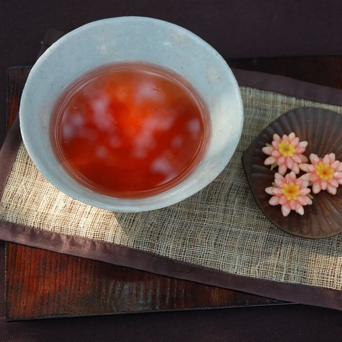 오미자차가-찻잔에-담겨있는-사진