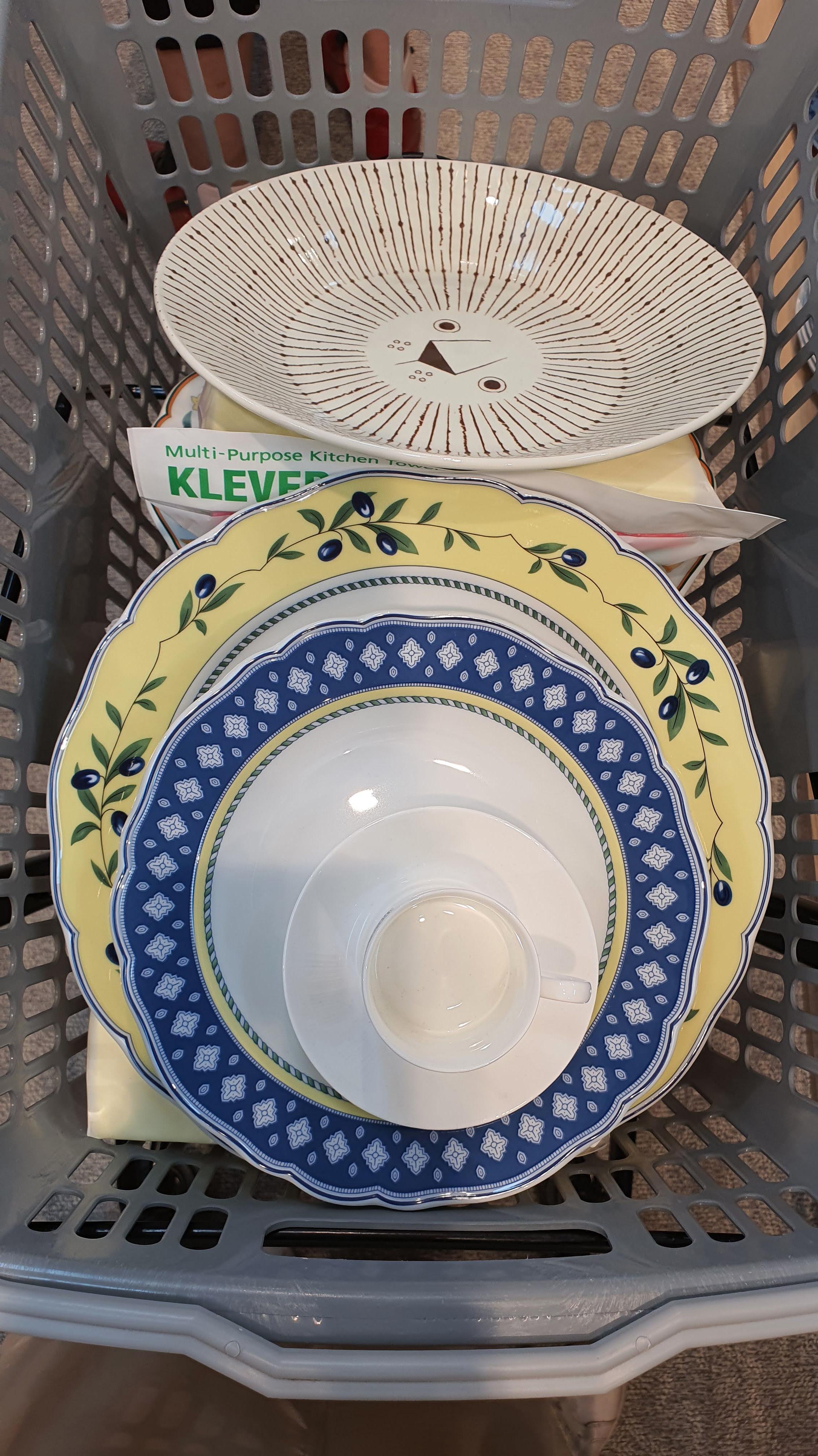 장바구니에-담긴-접시들