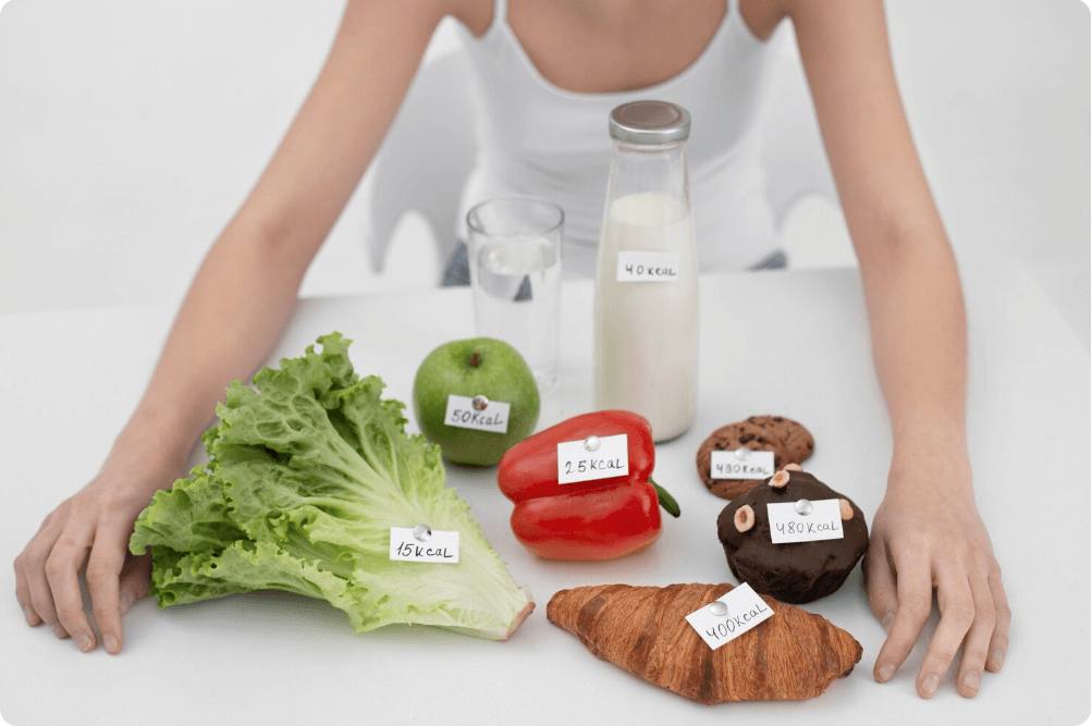 몸에 좋은 건강한 음식들을 정리하고 있는 여성