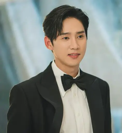 눈물의 여왕- 검은색 수트를 입고 미소짓고 있는 박성훈