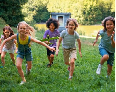 뛰어 노는 아동들