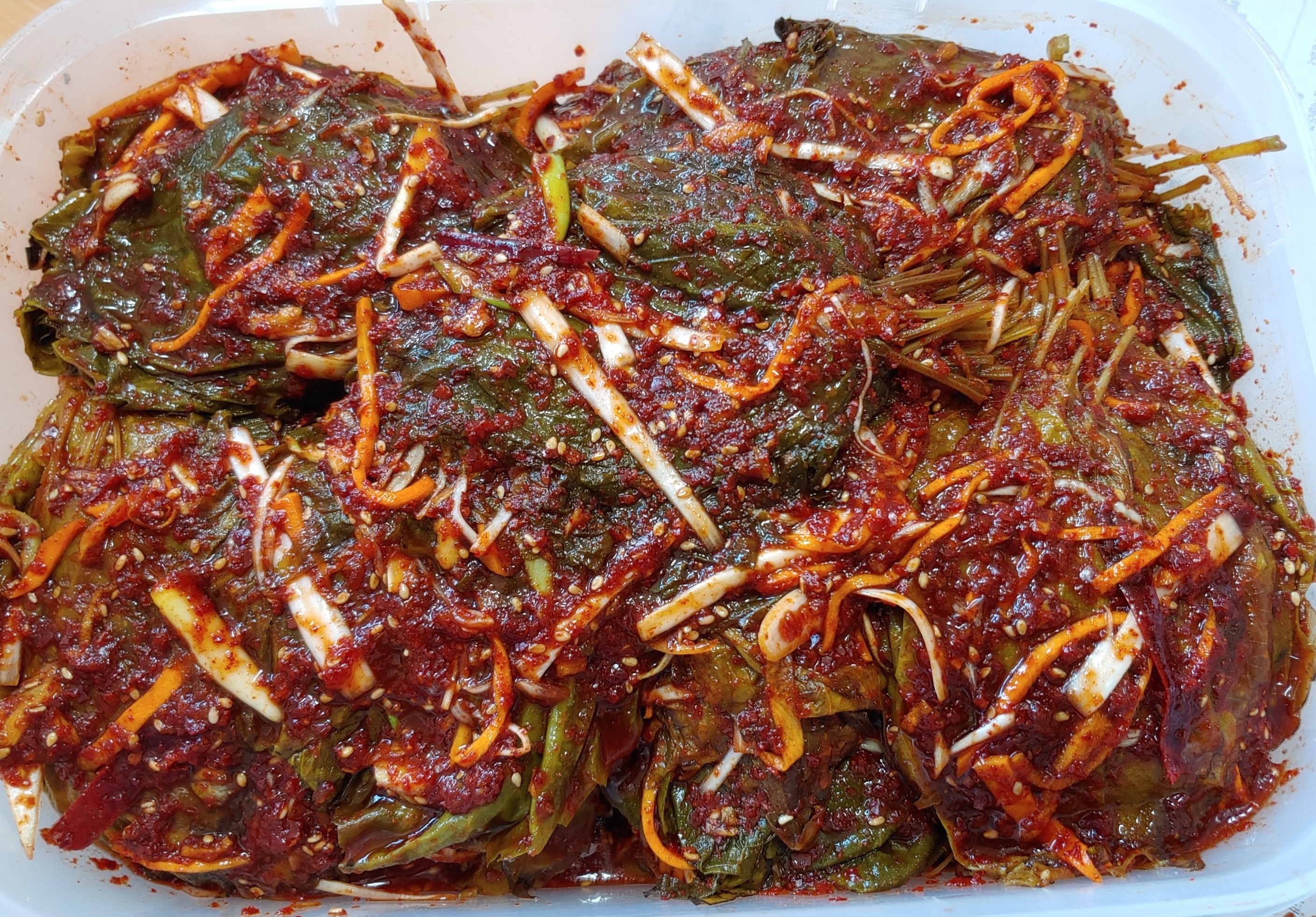 시원한 깻잎 김치 + 깻잎 절임 황금레시피 &mdash; 24시간 숙성&middot;1년 보관 (여름 김치 5종 시리즈 1편) - 완성 플레이팅