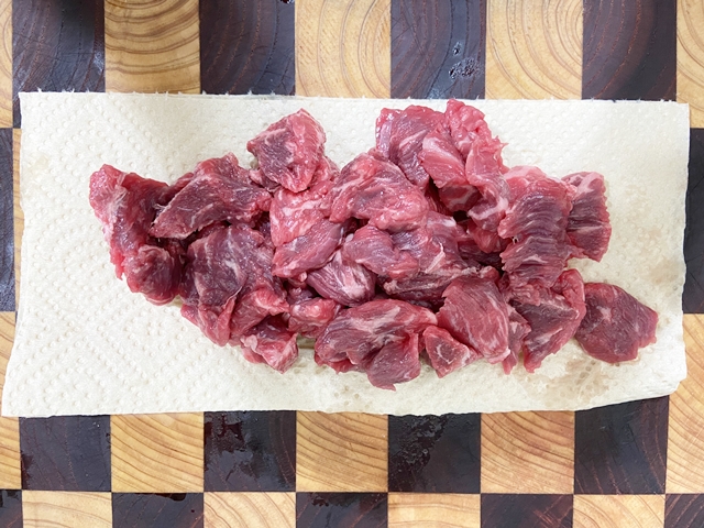 키친타월에 올려져있는 소고기 양지